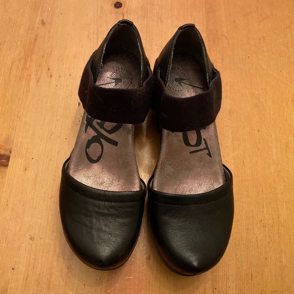 OTBT Leather black wedges.